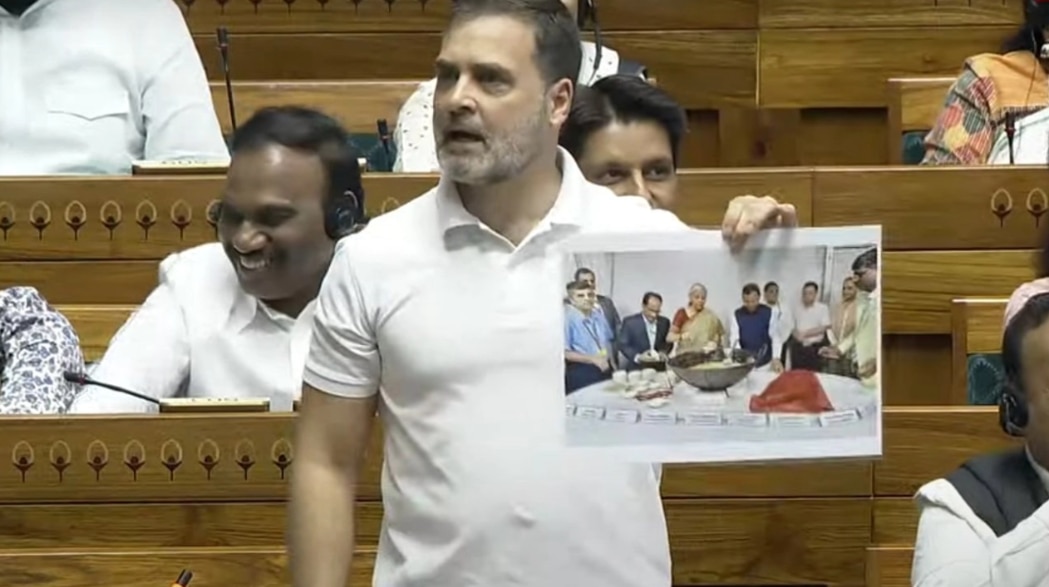 राहुल ने बजट के हलवा सेरेमनी की फोटो सदन में दिखाते हुए