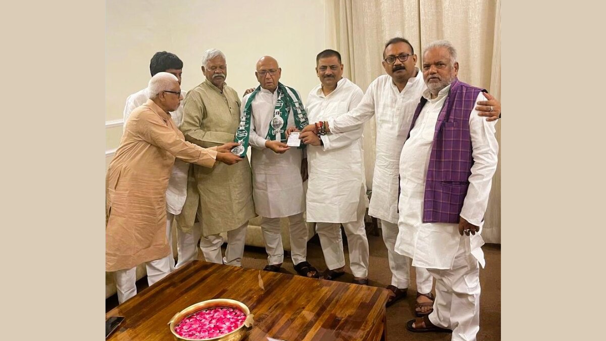 सरयू राय को जदयू की सदस्यता दिलाते पार्टी के कार्यकारी अध्यक्ष संजय कुमार झा