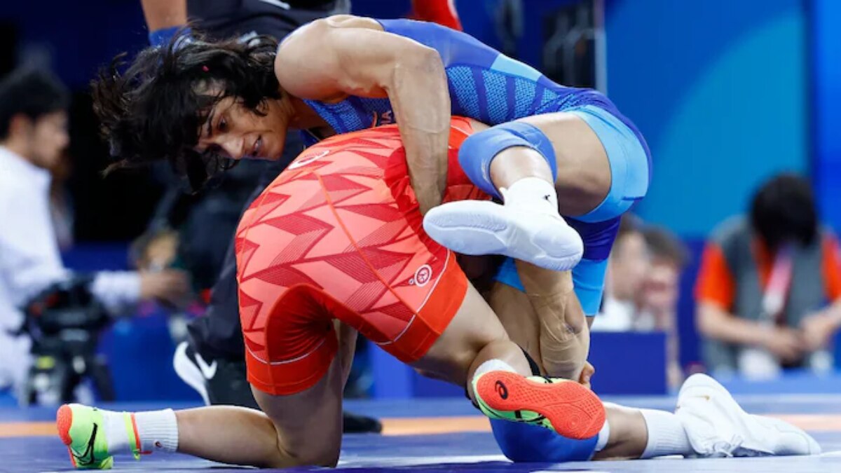 राउंड-16 के मुकाबले में जापान की युई सुसाकी के साथ दांव-पेंच भिड़ाती विनेश फोगाट