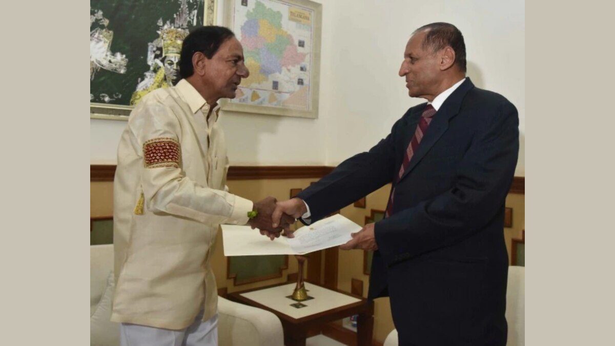 2018 में राज्यपाल नरसिम्हन को तेलंगाना विधानसभा भंग करने की सिफारिश सौंपते केसीआर