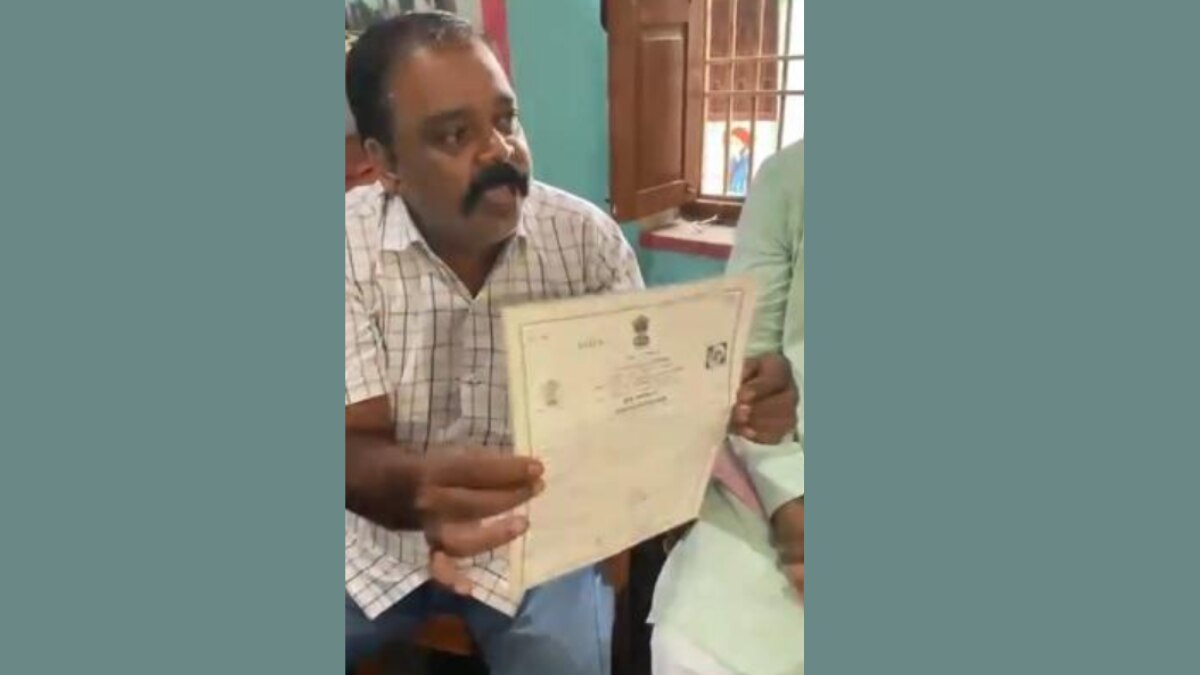 वक्फ के मुतव्वली हासिम उर्फ बबलू खान अपने पिता का मृत्यु प्रमाण पत्र दिखाते हुए
