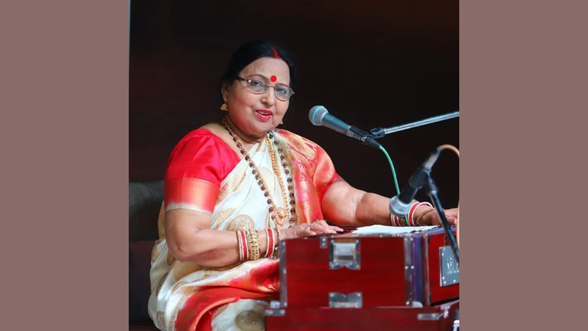 शारदा सिन्हा हारमोनियम पर गाते हुए