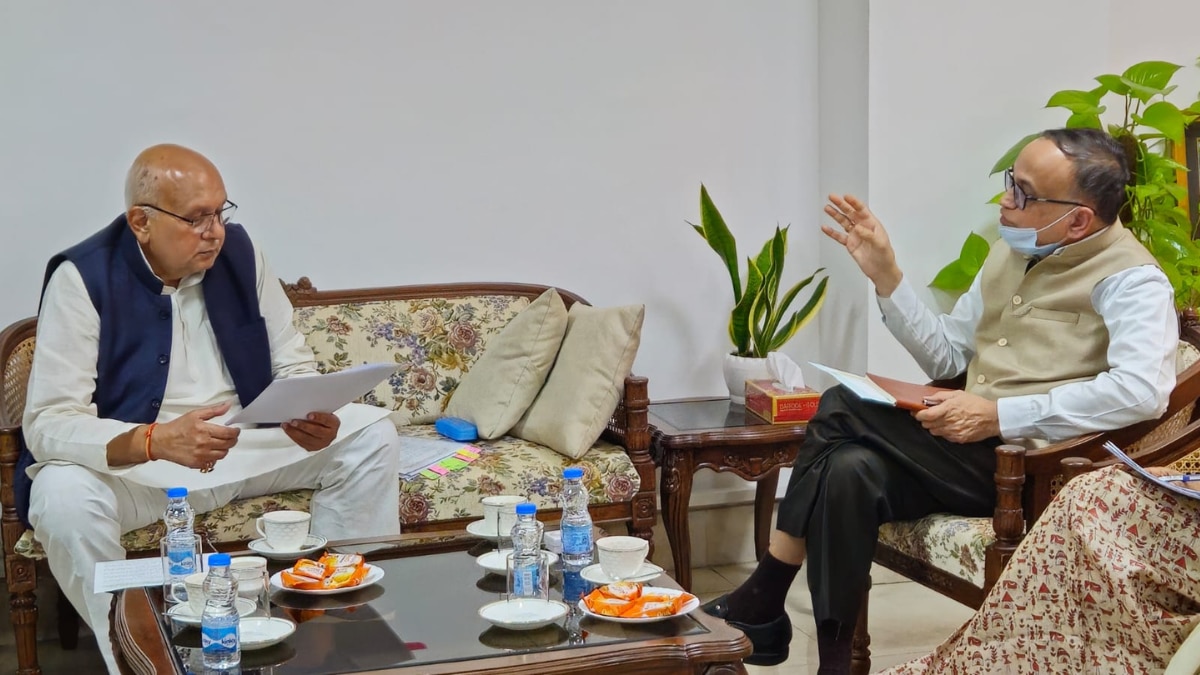 यूपी के कृषि मंत्री सूर्य प्रताप शाही ने नई दिल्ली में उर्वरक एवं रसायन मंत्रालय में सचिव रजत कुमार मिश्रा से की मुलाकात