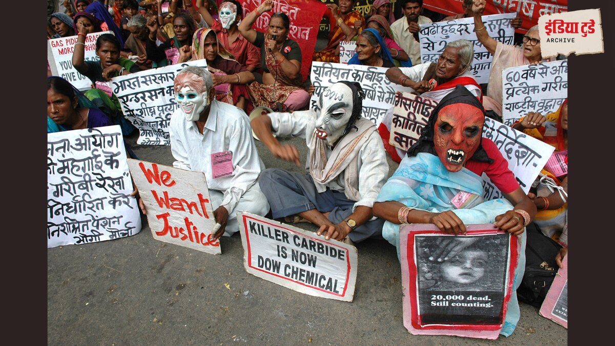 1984 के भोपाल गैस त्रासदी के पीड़ित नई दिल्ली में विरोध प्रदर्शन के दौरान मास्क पहने हुए सरकार विरोधी और यूनियन कार्बाइड विरोधी नारे लगाते हुए, 24 जुलाई 2006/इंडिया टुडे मैगजीन