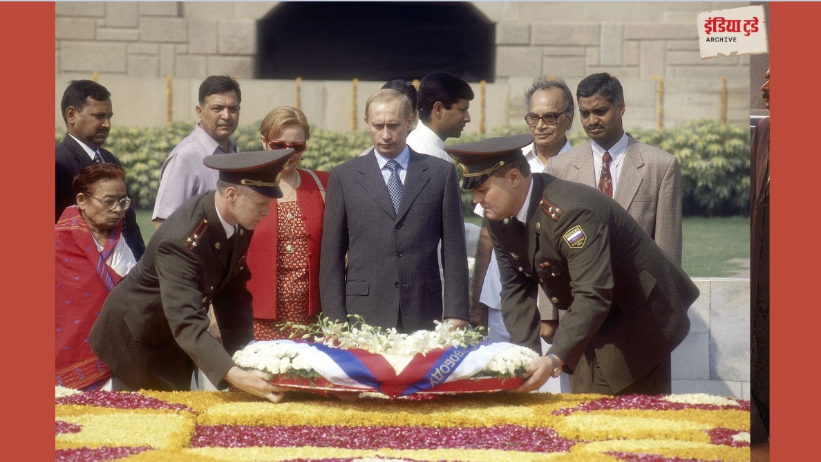 साल 2000 की तस्वीर में राजघाट पर महात्मा गांधी को श्रद्धांजलि देते राष्ट्रपति पुतिन और उनकी पत्नी ल्यूडमिला