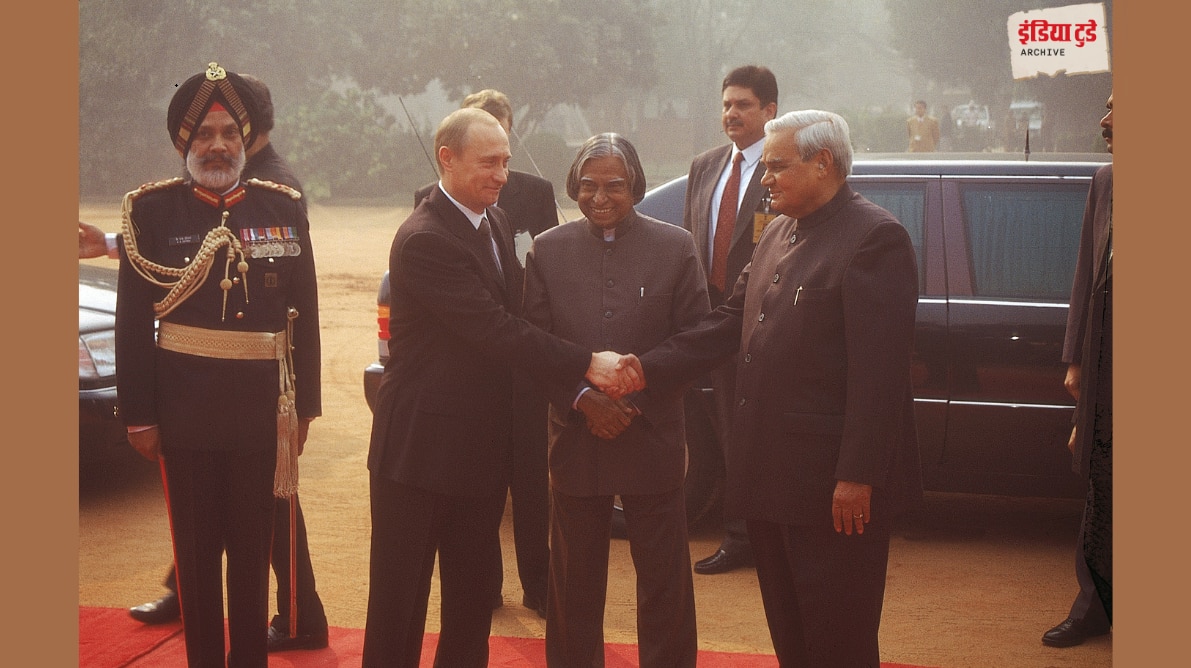 साल 2000 में दिल्ली पहुंचे राष्ट्रपति पुतिन के साथ तब के भारतीय राष्ट्रपति अब्दुल कलाम और पीएम वाजपेयी.