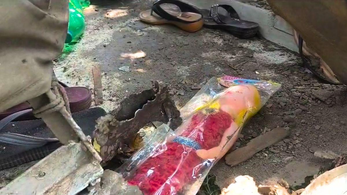 ডাম্পারে সজোরে ধাক্কা মারে এই যাত্রীবাহী ট্রেকার।