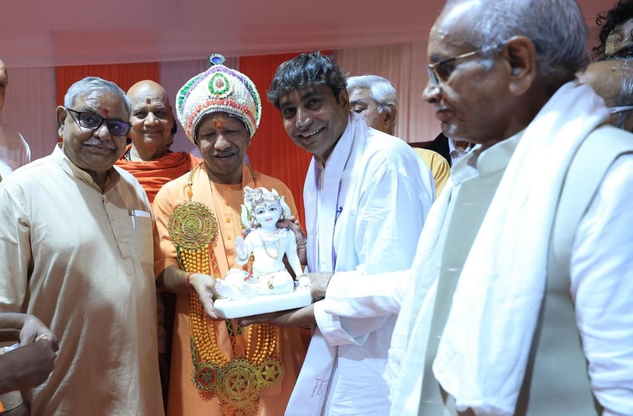 राम दरबार मूर्तिकार सत्यनारायण पाण्डेय मुख्यमंत्री योगी आदित्यनाथ को राम लला की मूर्ति भेंट करते हुए