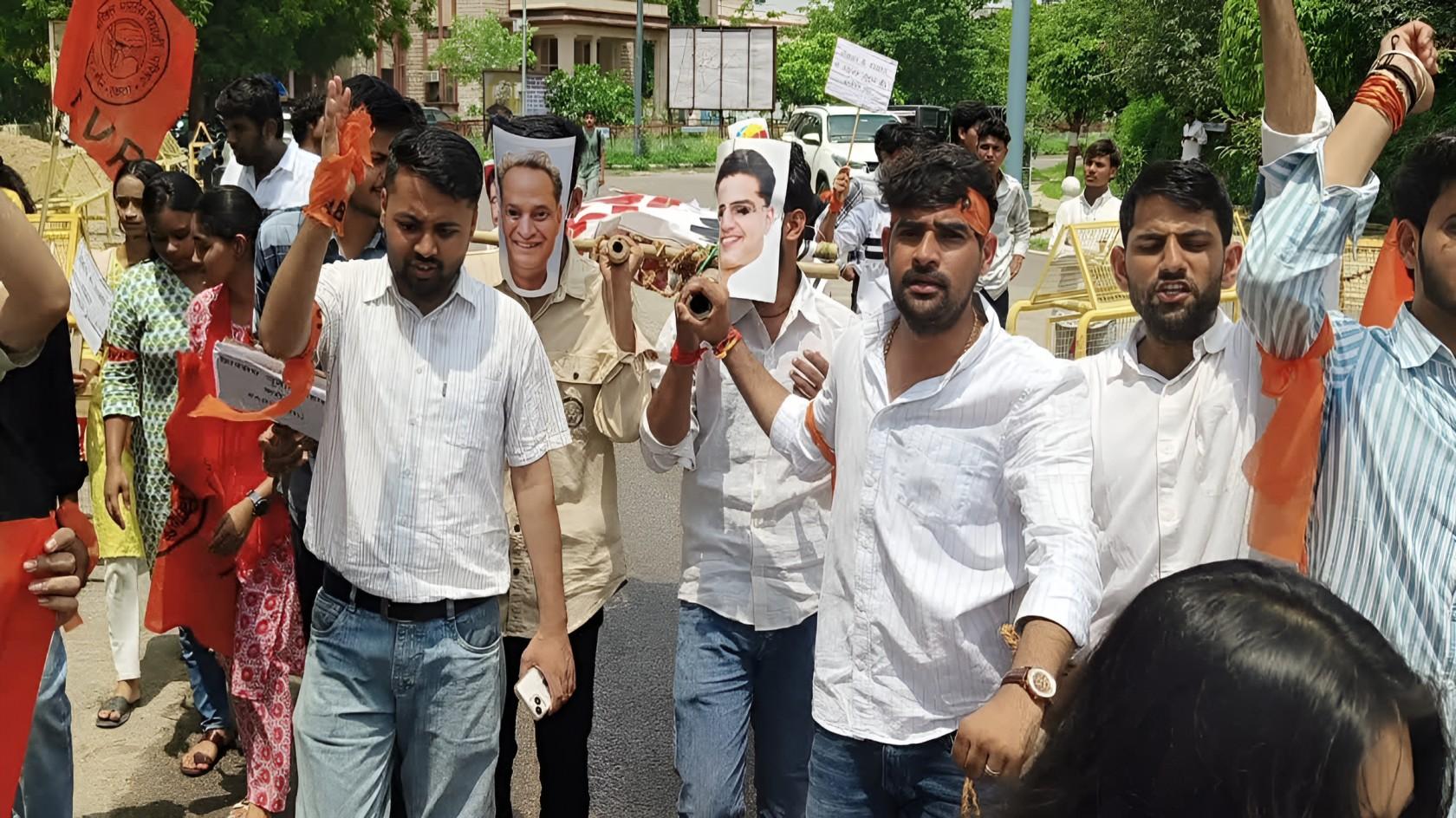 छात्रसंघ चुनाव की मांग को लेकर एबीवीपी का प्रदर्शन