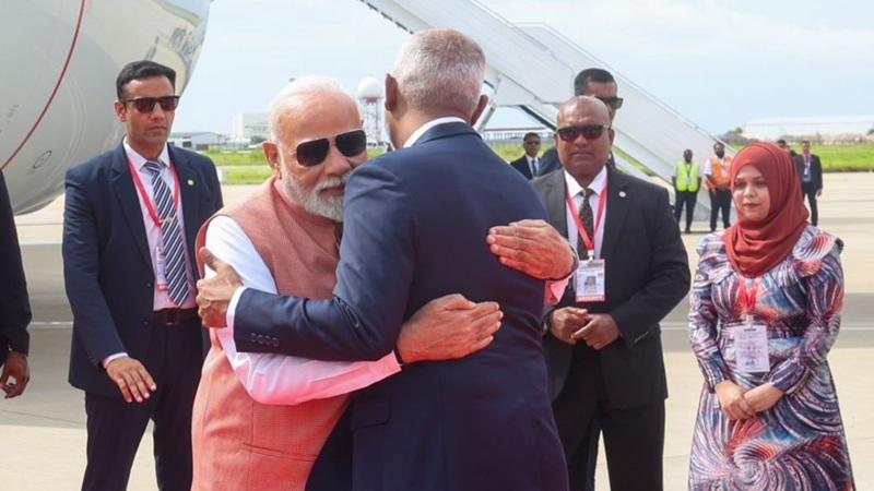 पीएम मोदी मालदीव के राष्ट्रपति मुइज्जू से गले मिले