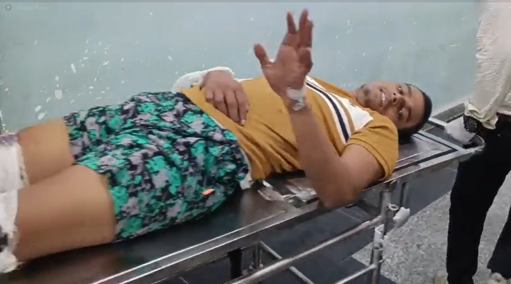 कैमरे में हाथ से इशारा करता दिखा आरोपी