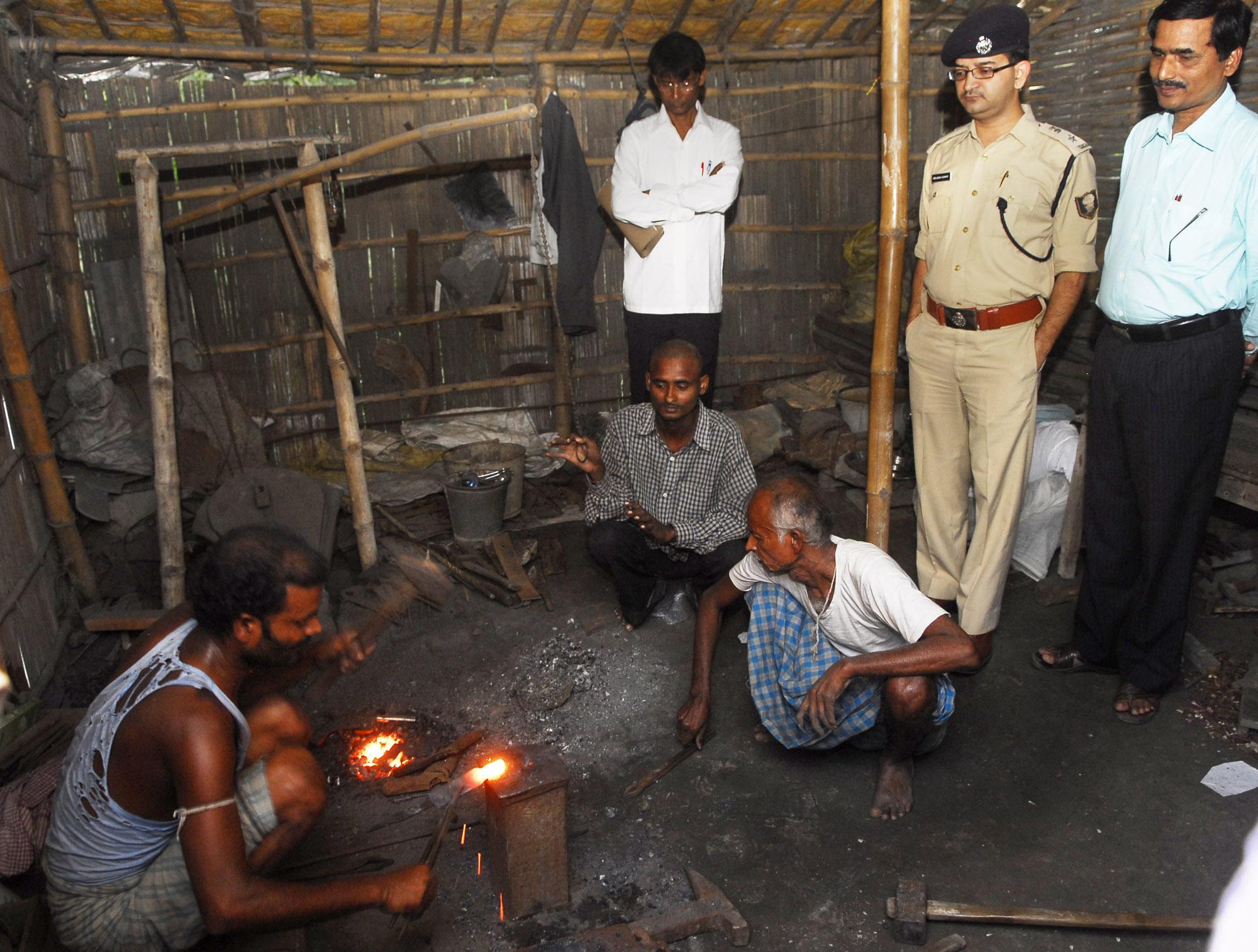 जब्त हथियारों को गलाकर खेती के औजार बनाने की मुहिम (फोटो : प्रशांत रवि)