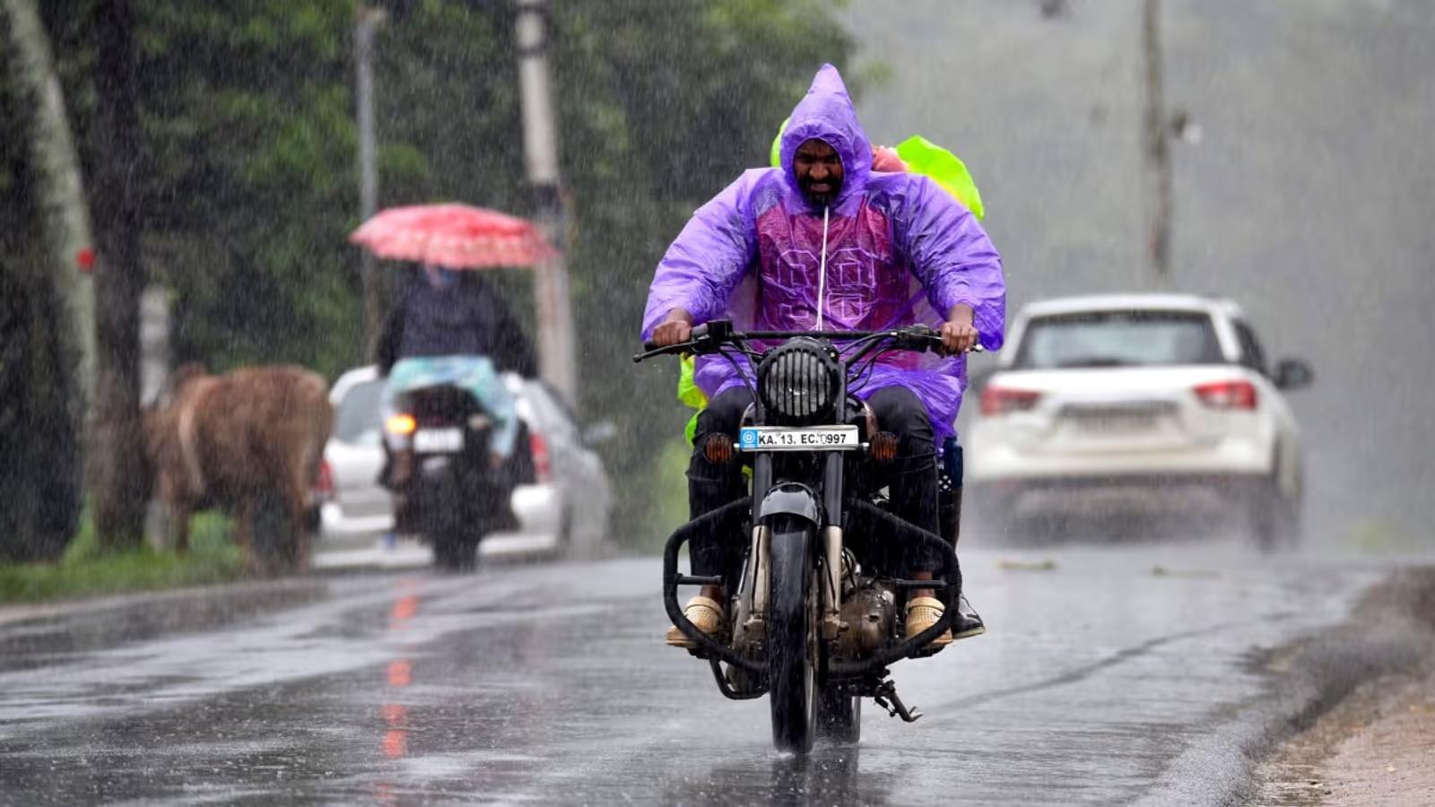 বর্ষায় বাইক