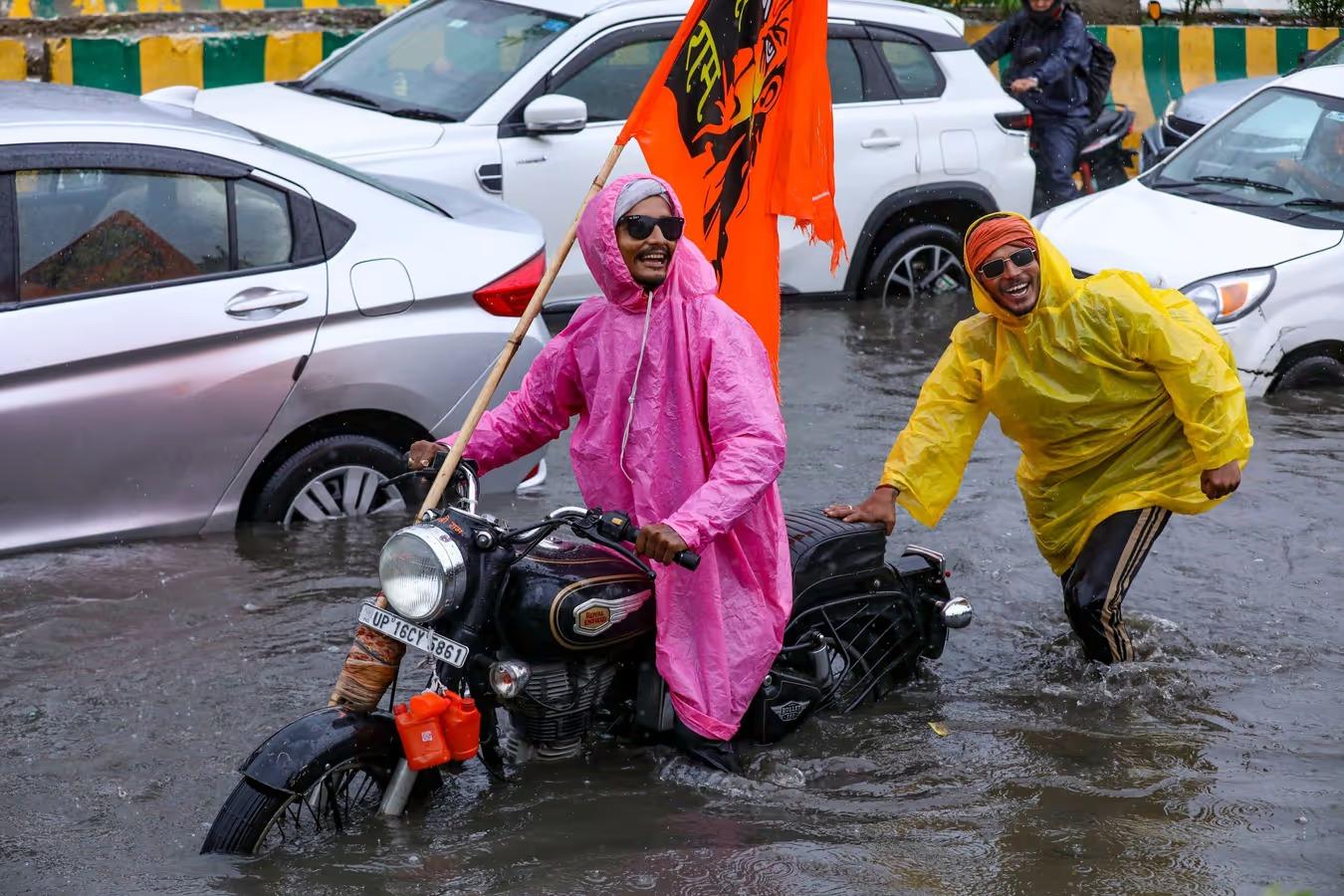 বর্ষায় আটকে যাওয়া বাইক
