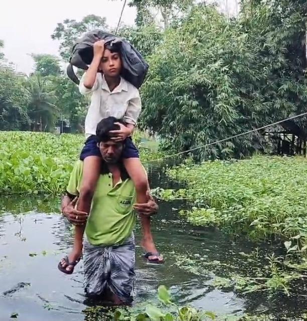 এভাবেই যেতে হচ্ছে স্কুলে