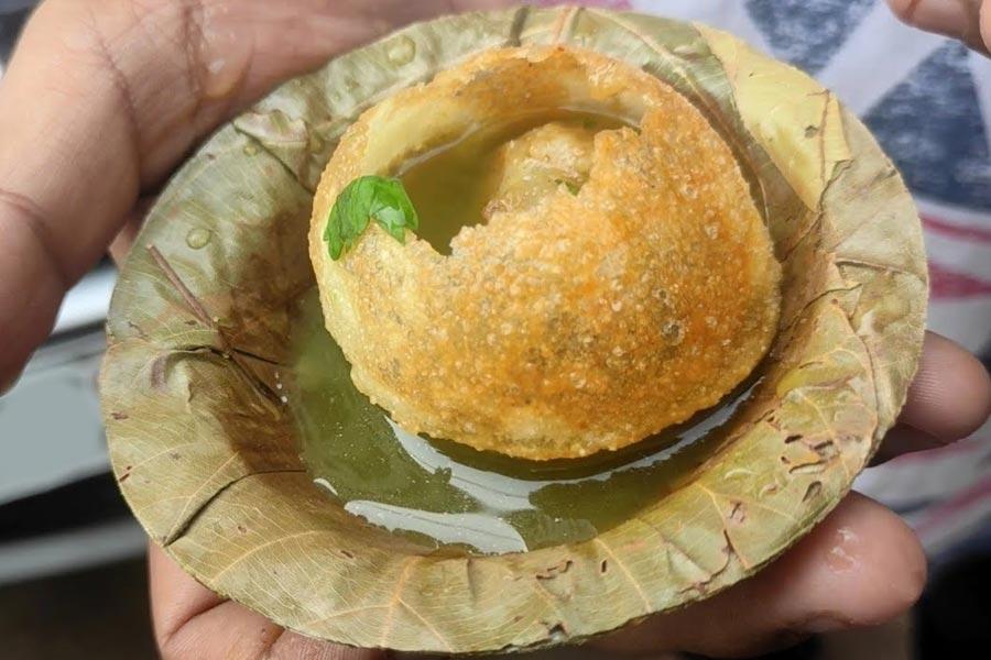 ফুচকা খাওয়া, ফাইল ছবি
