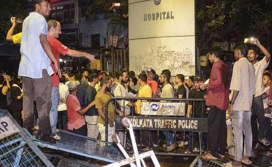 ২০২৪ সালের ১৪ অগাস্ট রাতে আরজি কর হাসপাতালে ভাঙচুরের সেই ছবি