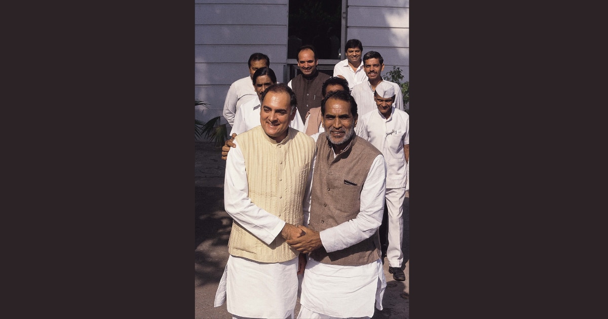 चंद्रशेखर के साथ राजीव गांधी (फाइल फोटो)