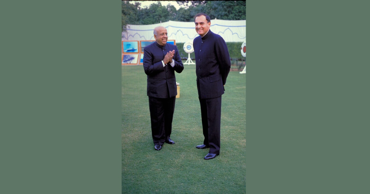 कैबिनेट सचिव और फिर चुनाव आयुक्त रहे टीएन शेषन के साथ राजीव गांधी (फाइल फोटो)