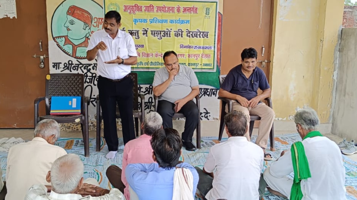 किसानों को बरसात के दिनों में पशुओं की देखभाल विषय पर दिया गया प्रशिक्षण