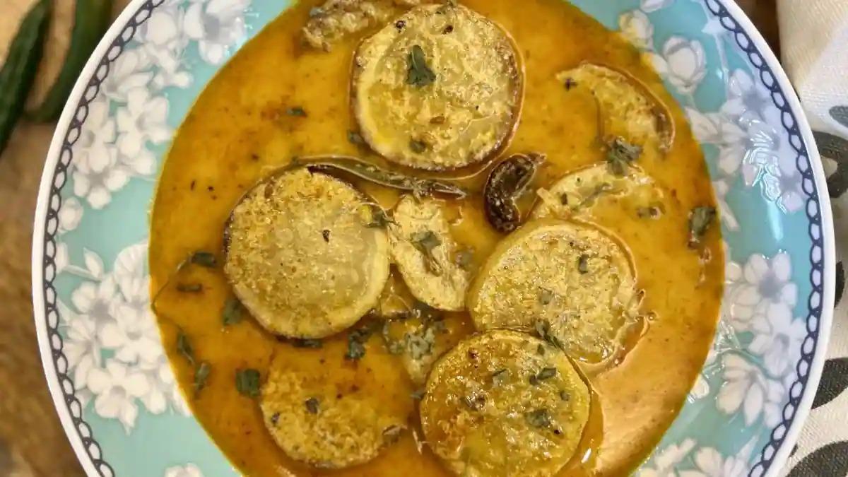 লাউ অনেক উপকারী। লাউ দিয়ে নানা রকম রেসিপি তৈরি করা হয়। আজকে এমন একটি রেসিপির খবর দেব, তা আমাদের এদিকে একটু অপ্রচলিত হলেও কাশ্মীর-হিমাচল প্রদেশে দারুণ জনপ্রিয়। শরীর যেমন ঠান্ডা রাখে, তেমনই জলের যোগান দেয় শরীরে। ওজনও কমে দ্রুত।