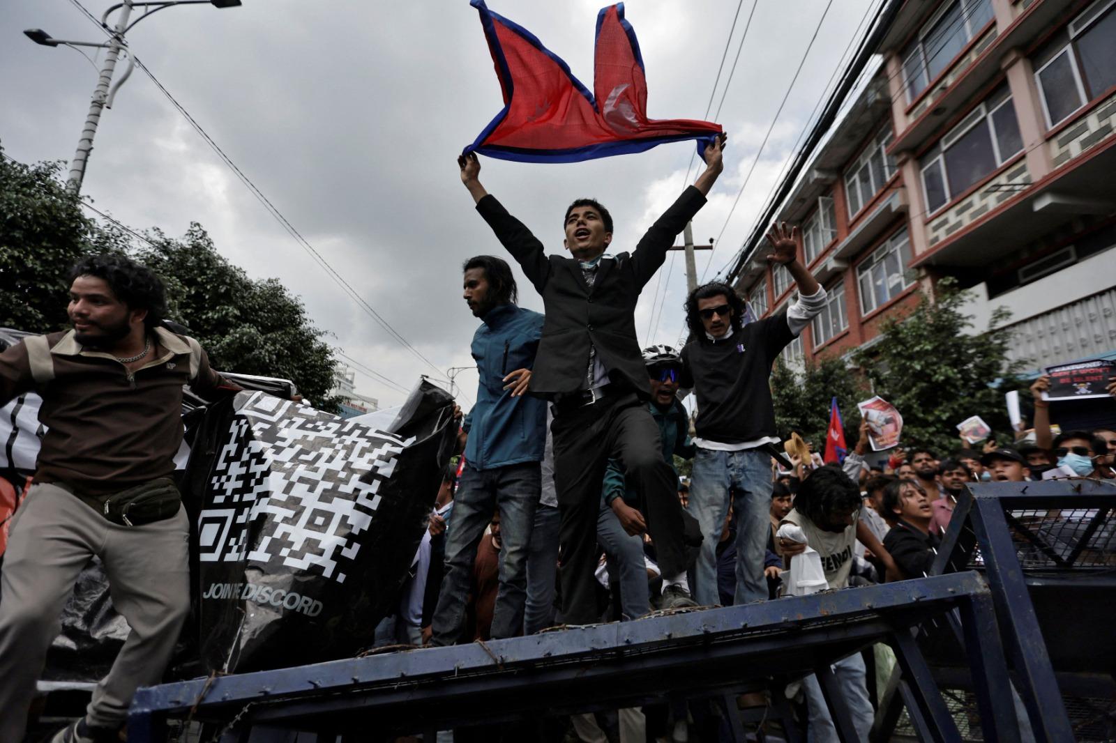 কাঠমাণ্ডুর রাস্তায় এক বিক্ষোভকারী