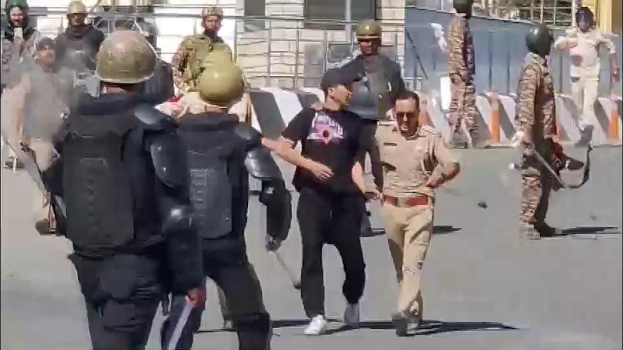 বিক্ষোভকারীদের আটক করছে পুলিশ