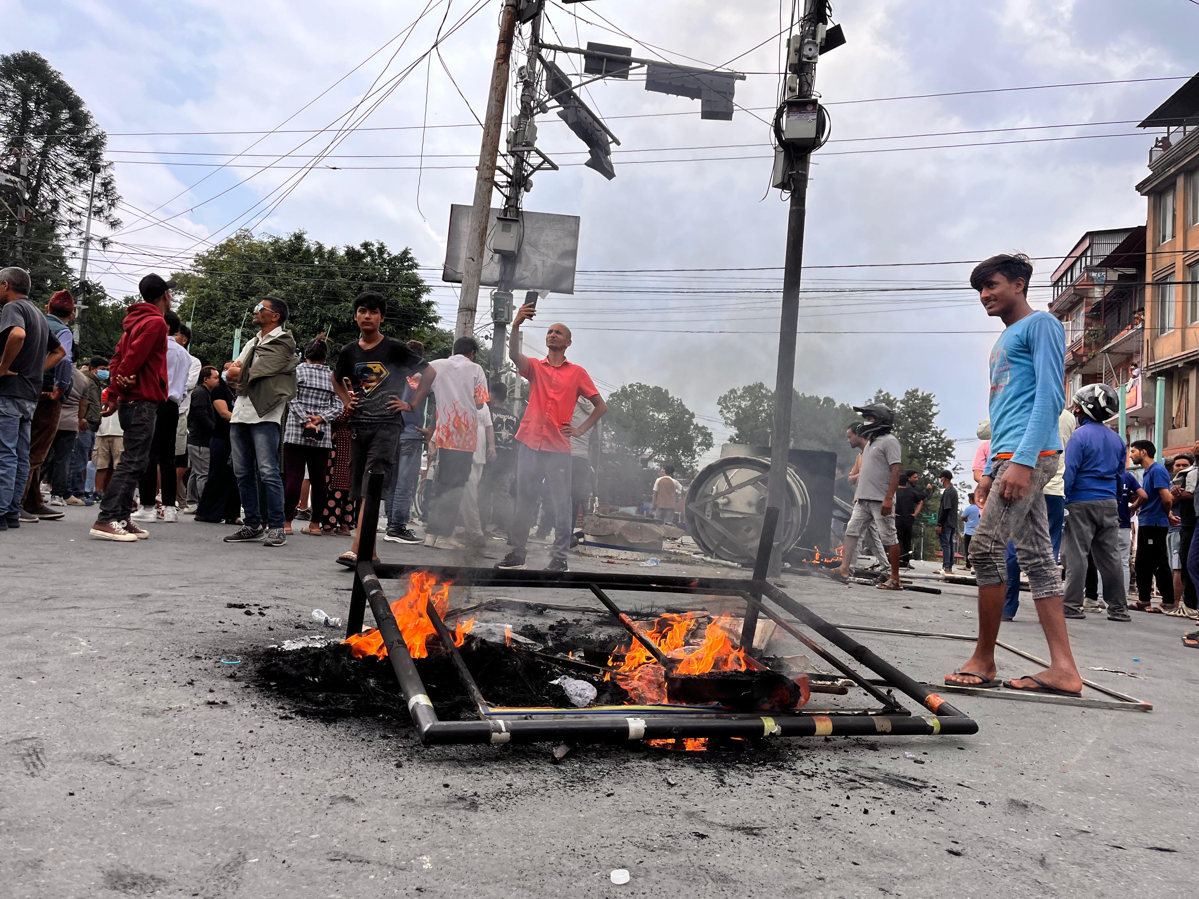 আগুন জ্বলছে নেপালে