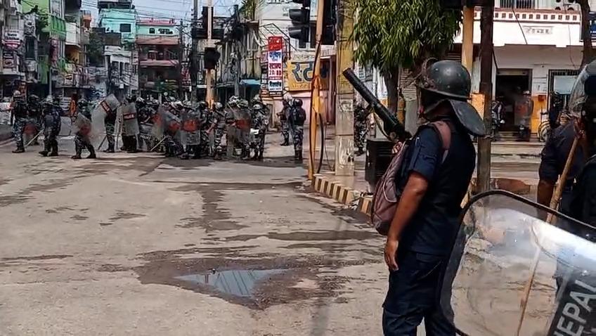 বিক্ষোভকারীরা একের পর এক মন্ত্রীদের বাড়িতে আগুন ধরিয়ে দিচ্ছে