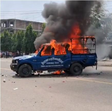 কাঠমাণ্ডুর রাস্তায় জ্বলছে পুলিশের গাড়ি