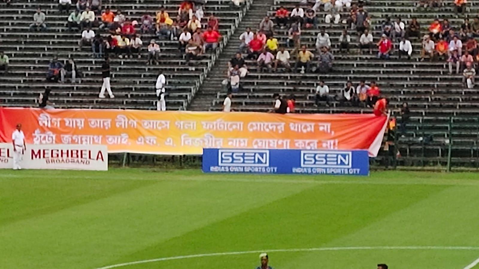 ইস্টবেঙ্গল সমর্থকদের ব্যানার