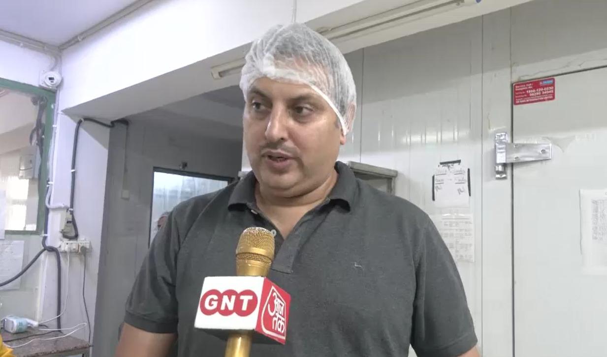 बकरी का दूध बेचकर कमा रहे करोड़ों