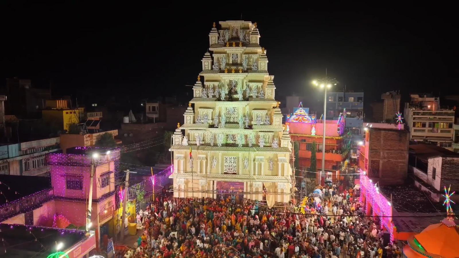 पूजा पंडाल बना आकर्षण का केंद्र