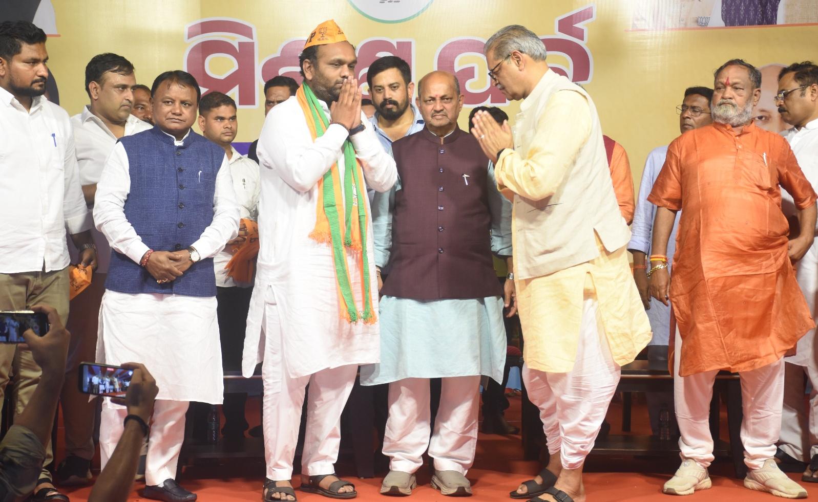 मुख्यमंत्री मोहन माझी जय ढोलकिया के BJP में शामिल होने के मौके पर