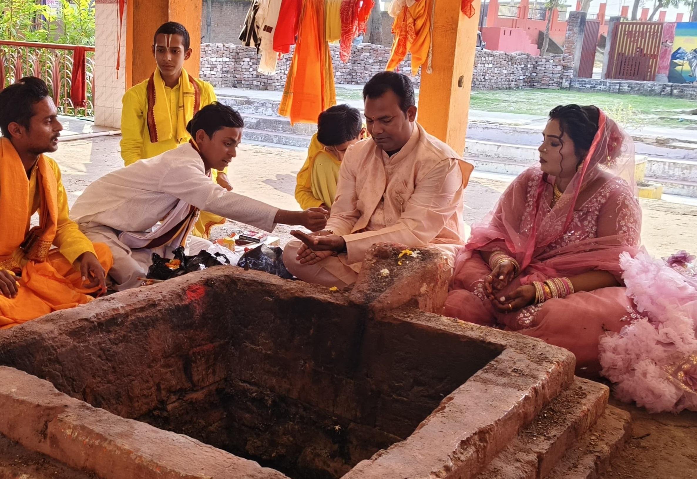 হিন্দু ধর্ম গ্রহণ করছে দম্পতি
