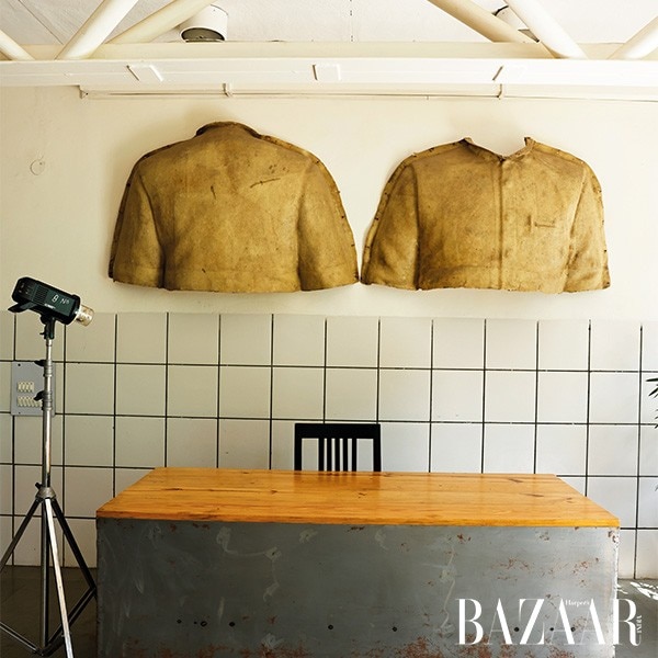 Two gigantic busts at the reception desk