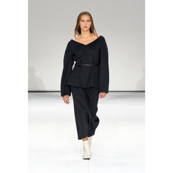 A model in COS Autumn/Winter’25 collection