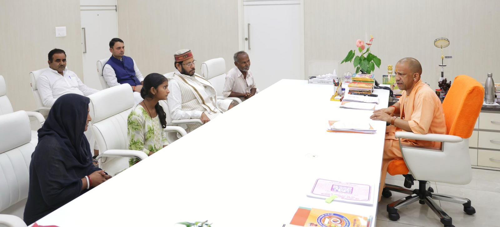 हरिओम बाल्मीकि की पत्नी श्रीमती संगीता बाल्मीकि ने अपने पिता एवं बेटी केे साथ मुख्यमंत्री योगी आदित्यनाथ से मुलाकात की थी