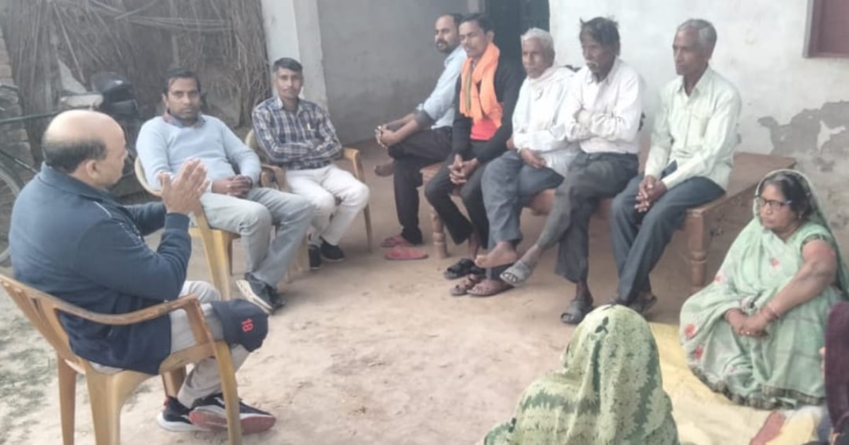 कृषि विज्ञान केंद्र कानपुर के वैज्ञानिक लगातार किसानों को जागरूक कर रहे है.