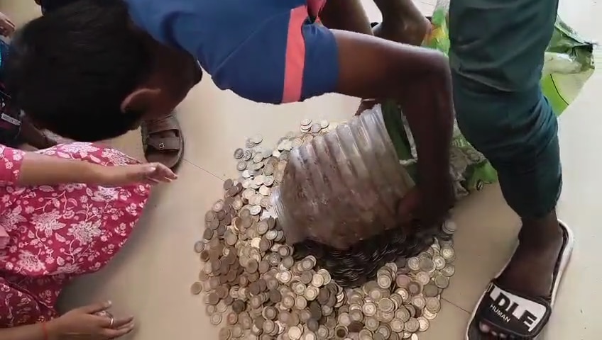 চলছে টাকা গোনার কাজ।