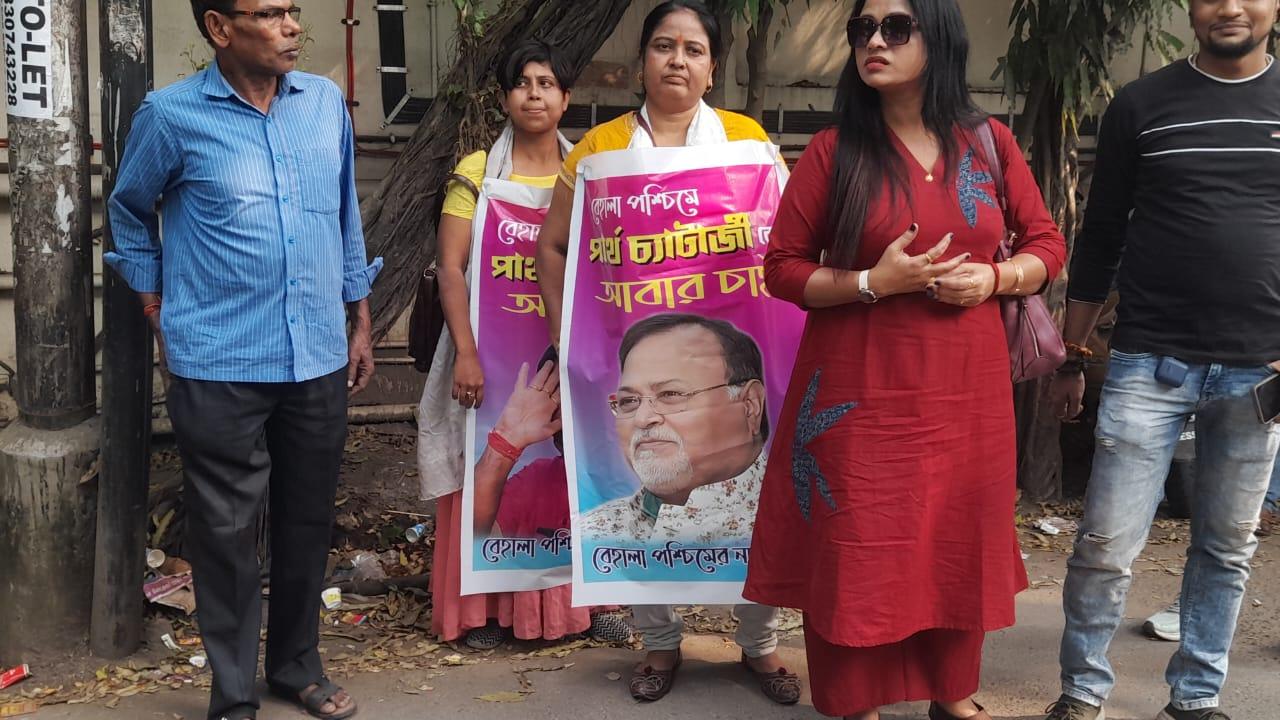 পার্থ চট্টোপাধ্যায়ের অনুগামীরা হাসপাতালের বাইরে -- নিজস্ব চিত্র