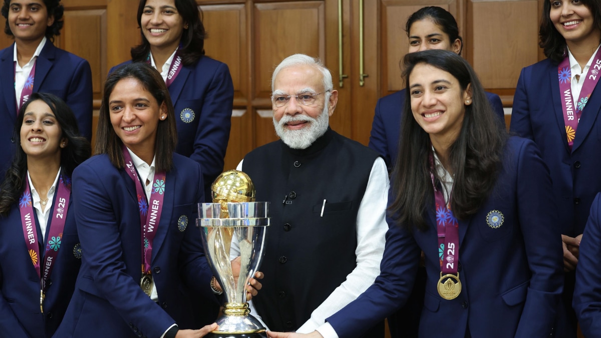 নারী ক্রিকেটারদের সঙ্গে প্রধানমন্ত্রী মোদী।