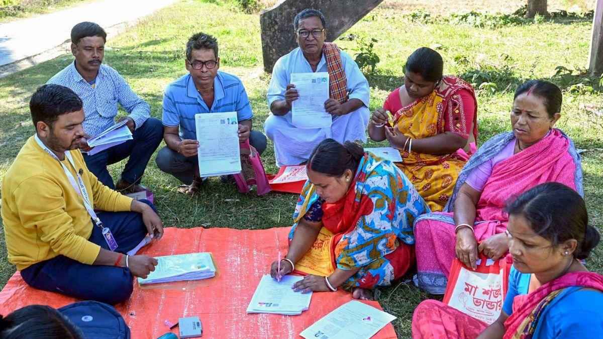 মালদায় ফর্ম ফিলআপ করাচ্ছেন বিএলও - ছবিটি প্রতীকী