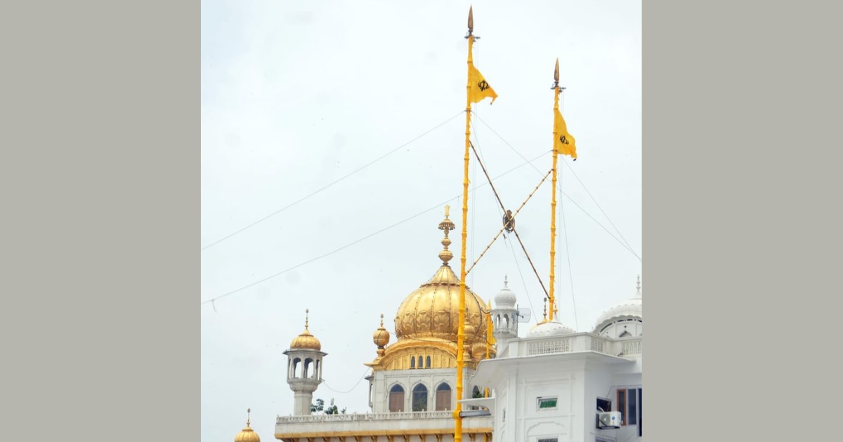 स्वर्ण मंदिर के सामने लगे निशान साहिब की तस्वीर