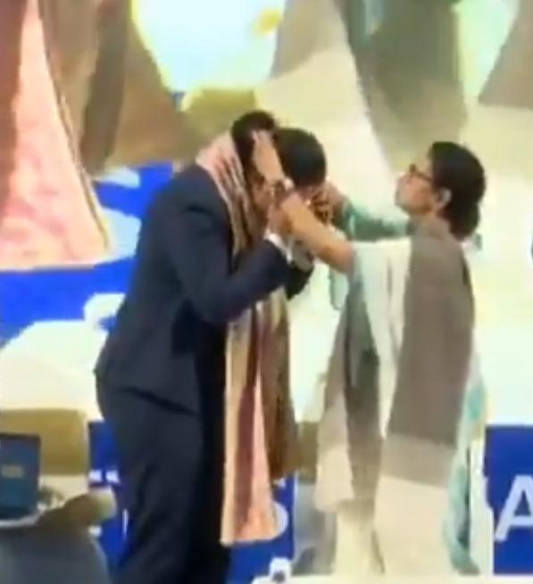 রিচাকে সোনার চেন মুখ্যমন্ত্রীর