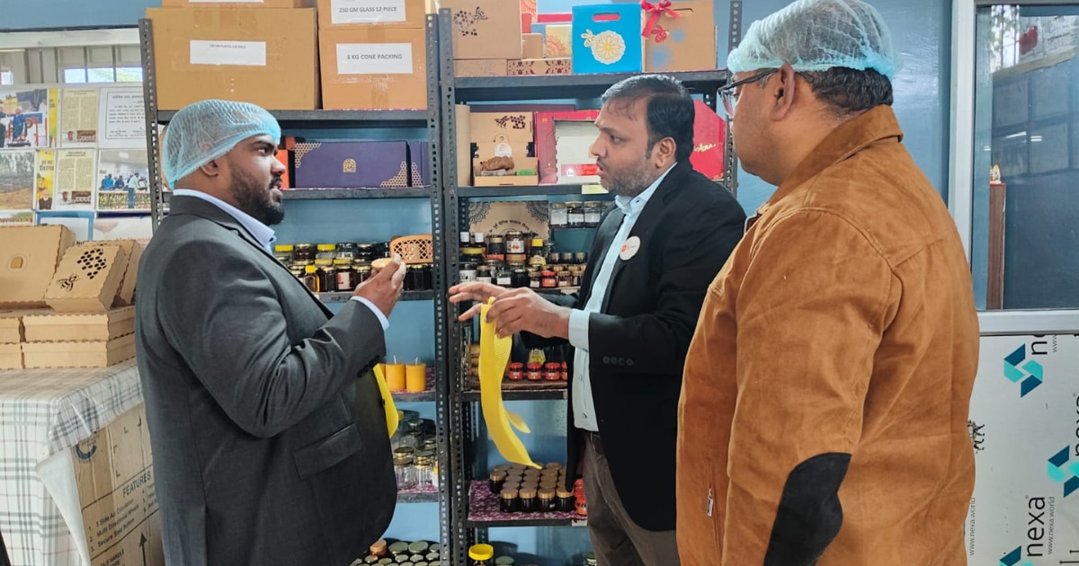 न्यूजीलैंड से पहुंचे दल ने 'मधुमक्खीवाला' स्टार्टअप की फार्म का किया दौरा