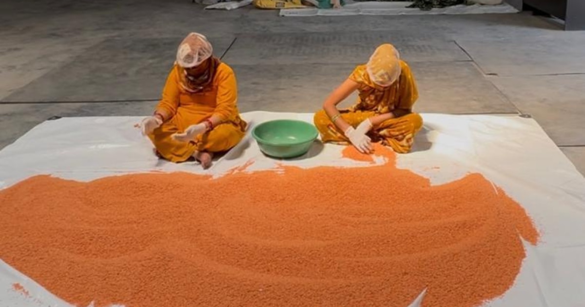 गांव की ही महिलाओं को दे रहीं रोजगार