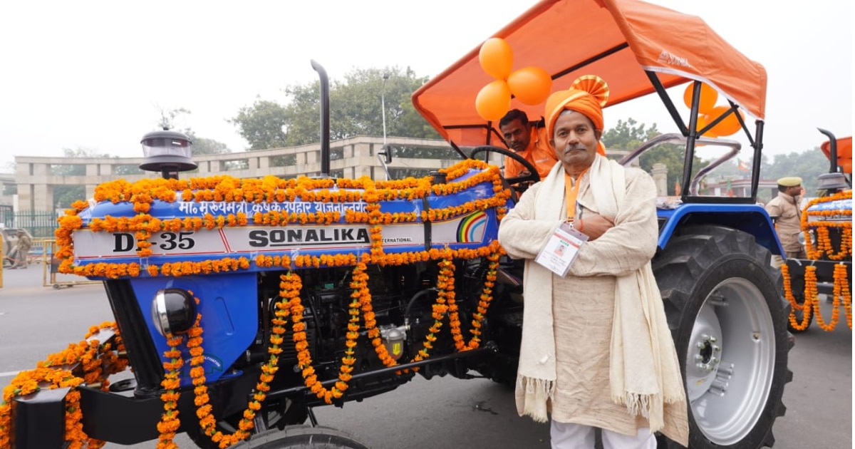 सीएम योगी आदित्यनाथ ने किसानों को दी ट्रैक्टर की चाबी