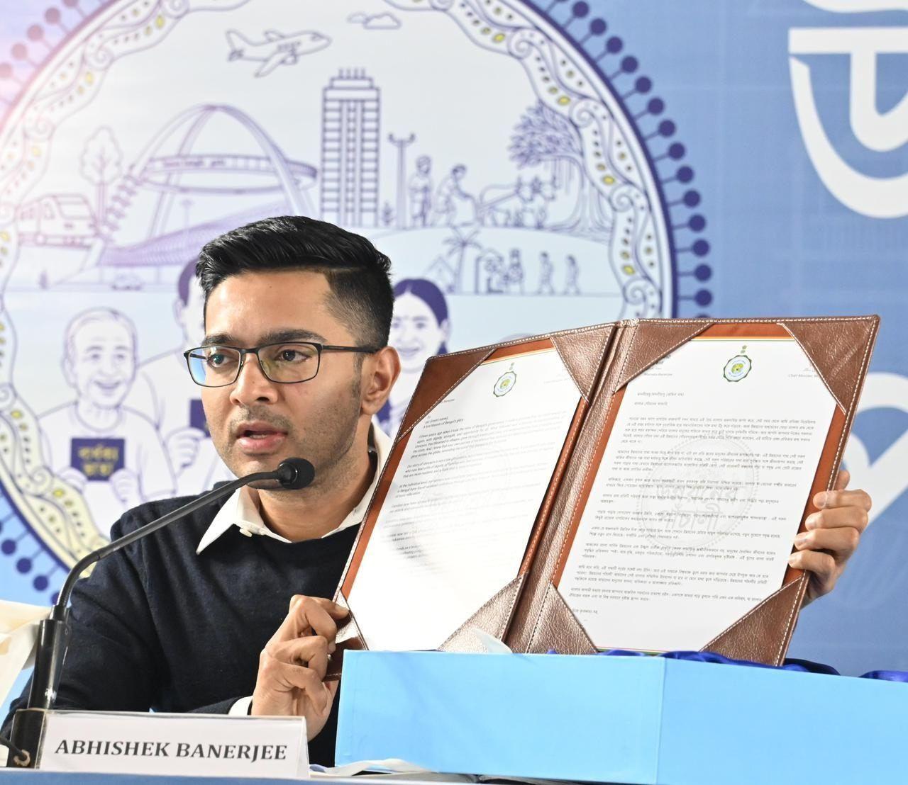 'উন্নয়নের পাঁচালী' হাতে অভিষেক।