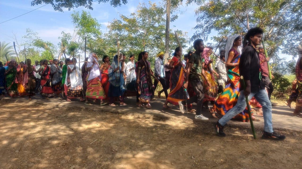 बंगाली मूल के लोगों की गांव तरफ बढ़ते आदिवासी